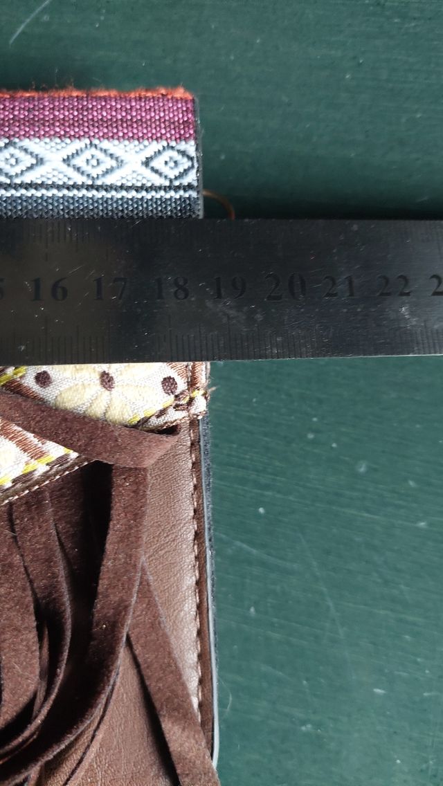 Bolso de hombro con flecos y estampado étnico