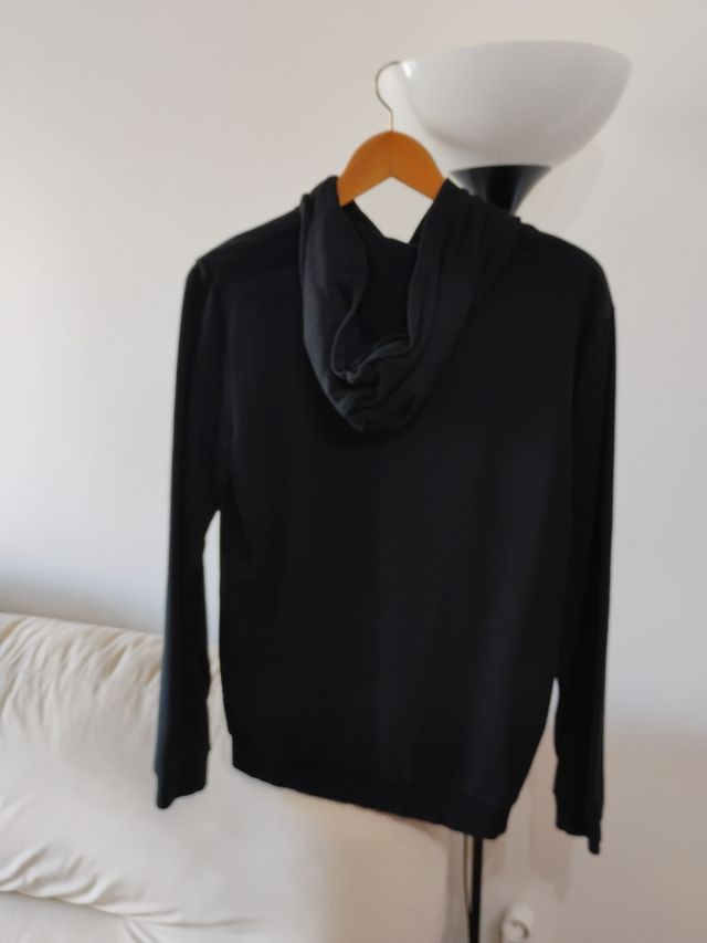 Sudadera negra con estampado de skate