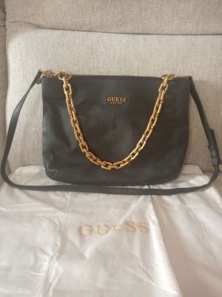 Borsa Guess nera con catena oro