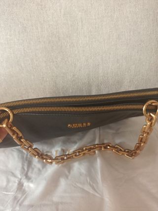 Borsa Guess nera con catena oro