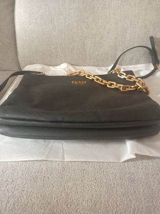 Borsa Guess nera con catena oro