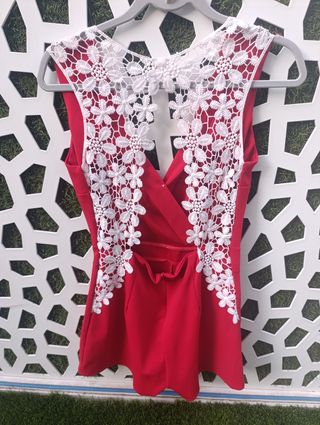 Mono corto rojo con espalda de guipur