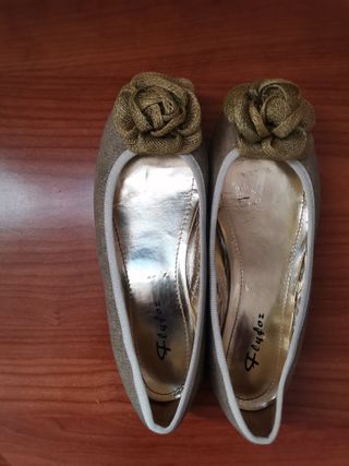 Scarpe da donna beige e oro con fiore