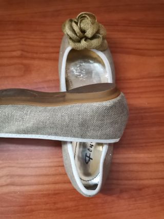 Scarpe da donna beige e oro con fiore