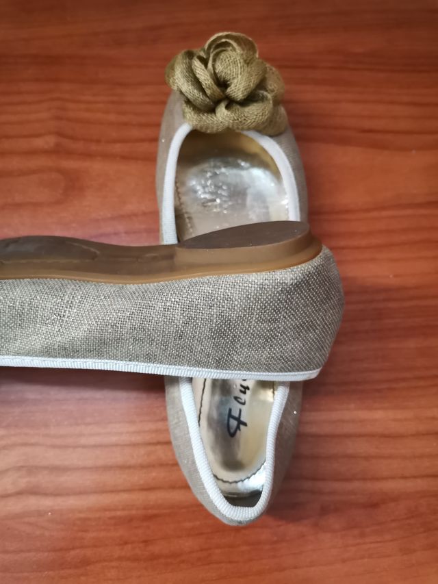 Scarpe da donna beige e oro con fiore