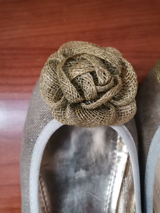 Scarpe da donna beige e oro con fiore