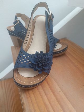 Zapatos azules sin estrenar para pie anchito