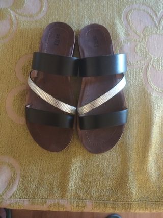 Sandalias negras y plateadas talla 39