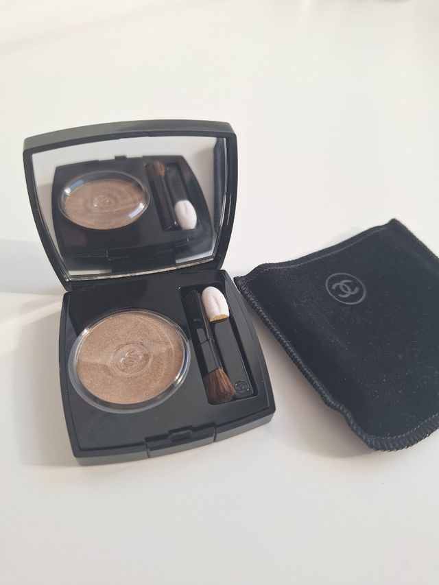 Sombra de ojos CHANEL dorada