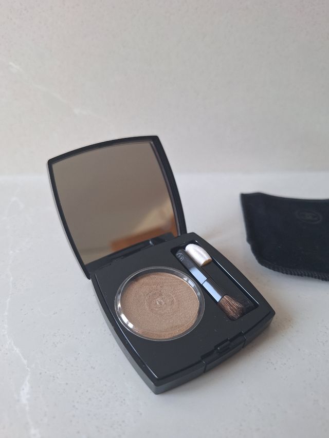 Sombra de ojos CHANEL dorada
