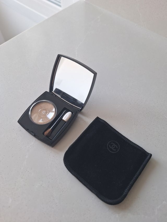 Sombra de ojos CHANEL dorada