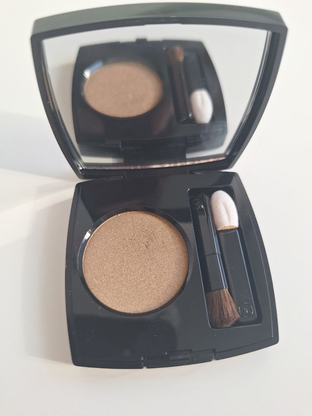 Sombra de ojos CHANEL dorada