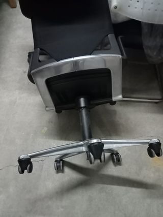 Silla de oficina giratoria y regulable.