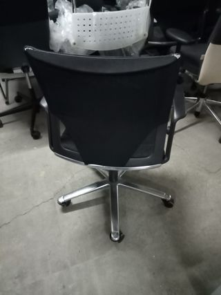 Silla de oficina giratoria y regulable.