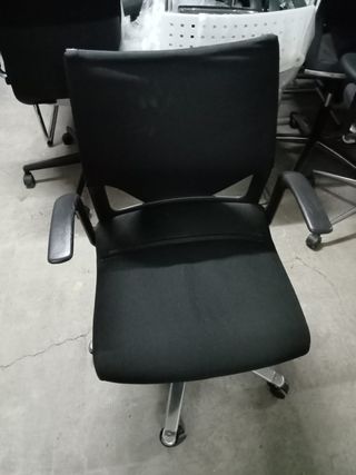 Silla de oficina giratoria y regulable.