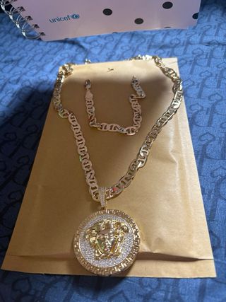 Cadena y pulsera dorada estilo Versace