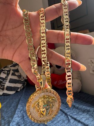 Cadena y pulsera dorada estilo Versace