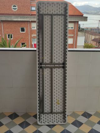 Mesa plegable exterior blanca.