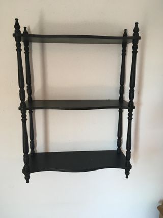 Estantería negra de madera