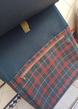 Carrito de la compra azul y rojo