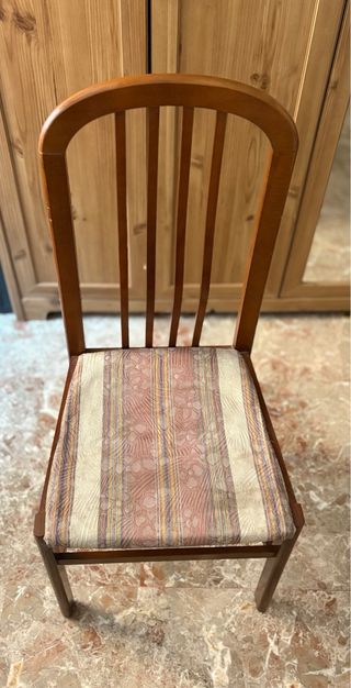 3 Sillas de madera con tapizado