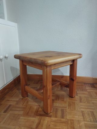 Mesa auxiliar de madera