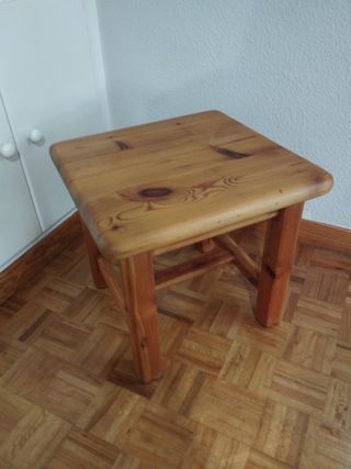 Mesa auxiliar de madera