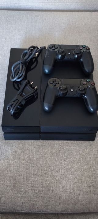 PS4 (PlayStation 4) 500 gigas con 2 mandos y Fifa