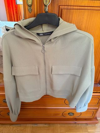 Chaqueta Zara cremallera verde oliva Talla M