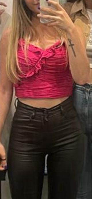 Top fucsia con volantes y fruncidos