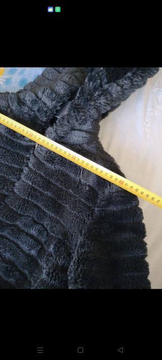 Pelliccia ecologica nera con cappuccio