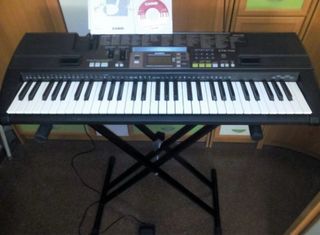 Piano Casio con soporte y pedal