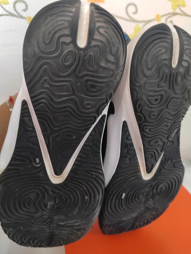 Deportivos niño unisex Nike
Talla 38 pequeño