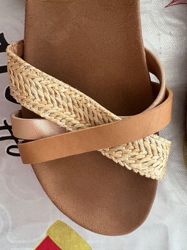 SANDALIAS MARRONES Y DORADAS