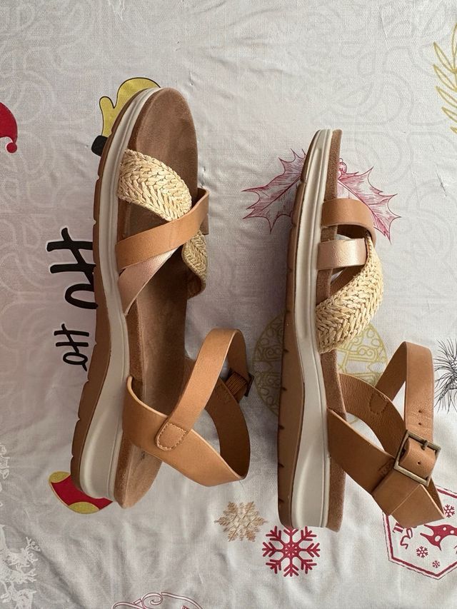 SANDALIAS MARRONES Y DORADAS
