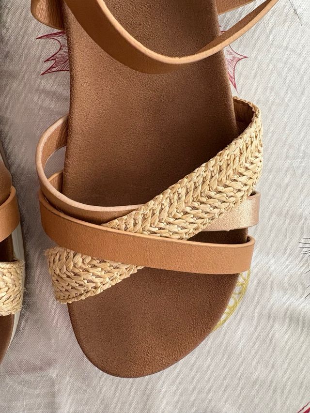 SANDALIAS MARRONES Y DORADAS