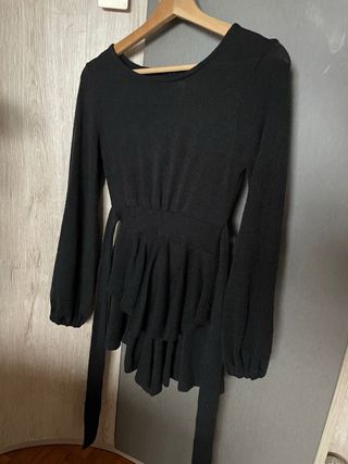 Mono negro con cinturón y volantes