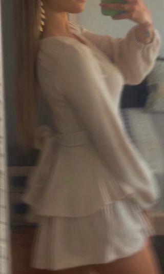 Mono negro con cinturón y volantes