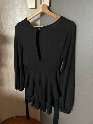 Mono negro con cinturón y volantes