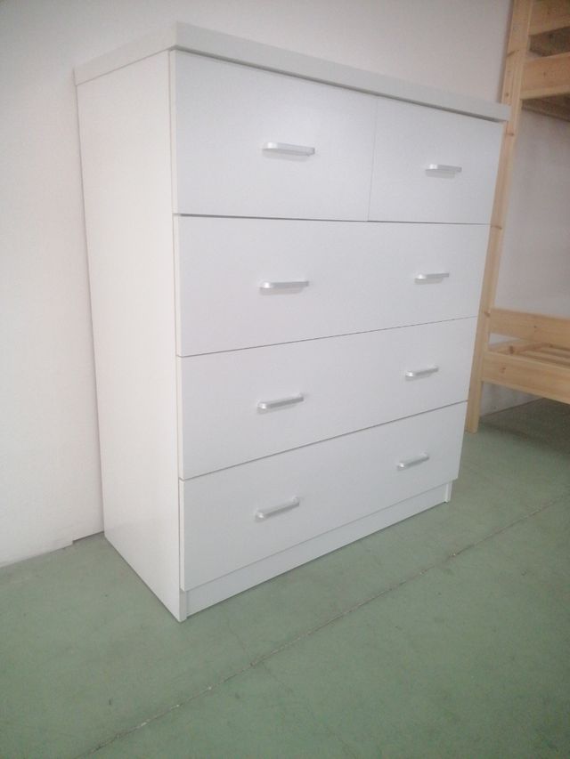 Cómoda blanca de madera