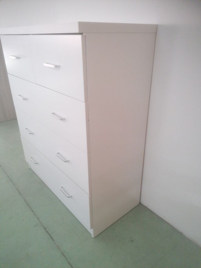 Cómoda blanca de madera