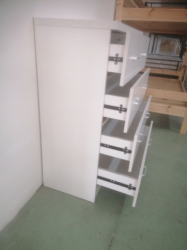 Cómoda blanca de madera