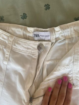 Pantalones cargo blancos talla 34 marca Zara