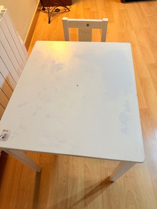 Mesa infantil y silla de madera .