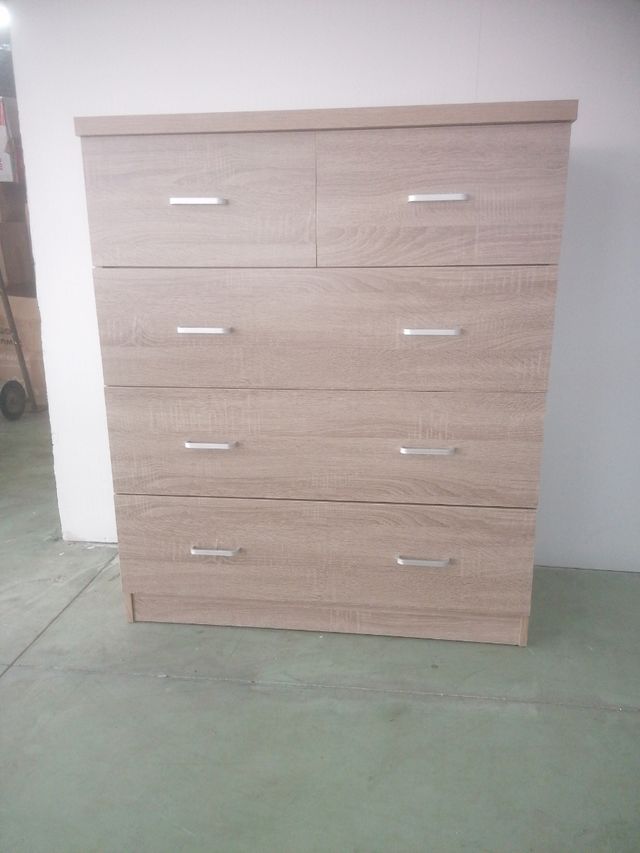 Cómoda de madera color beige y marrón