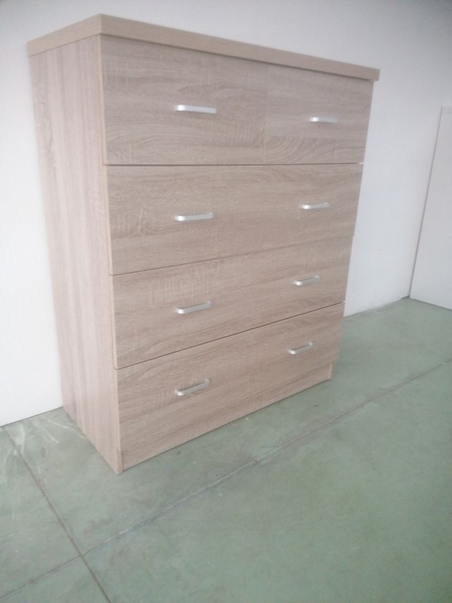 Cómoda de madera color beige y marrón