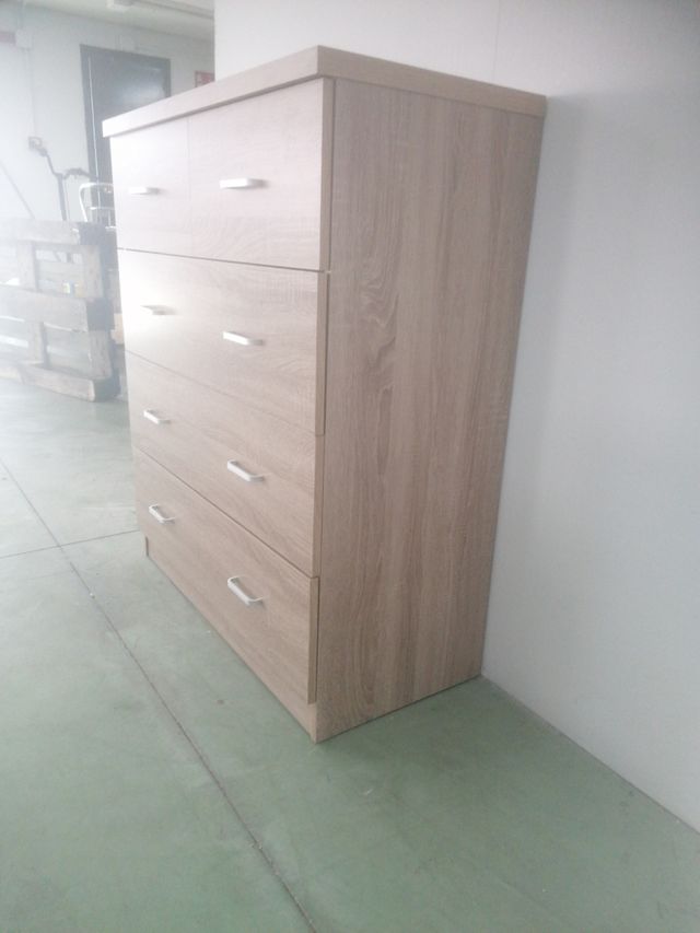 Cómoda de madera color beige y marrón