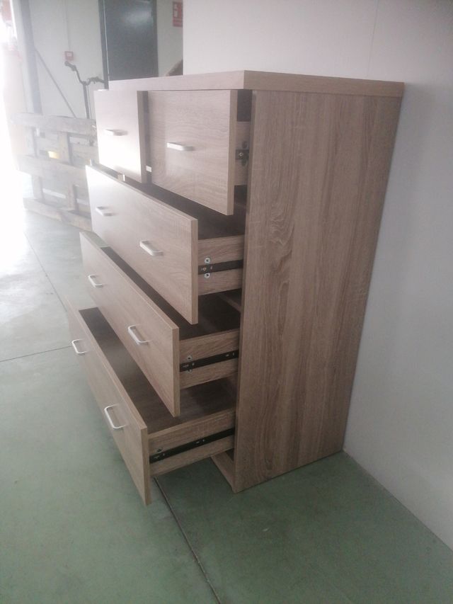 Cómoda de madera color beige y marrón