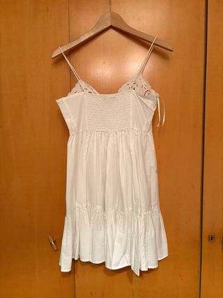 Vestido blanco Zara bordado. goma en espalda