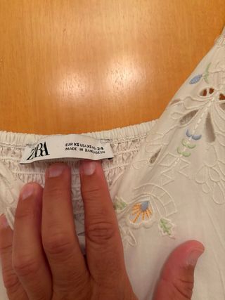 Vestido blanco Zara bordado. goma en espalda